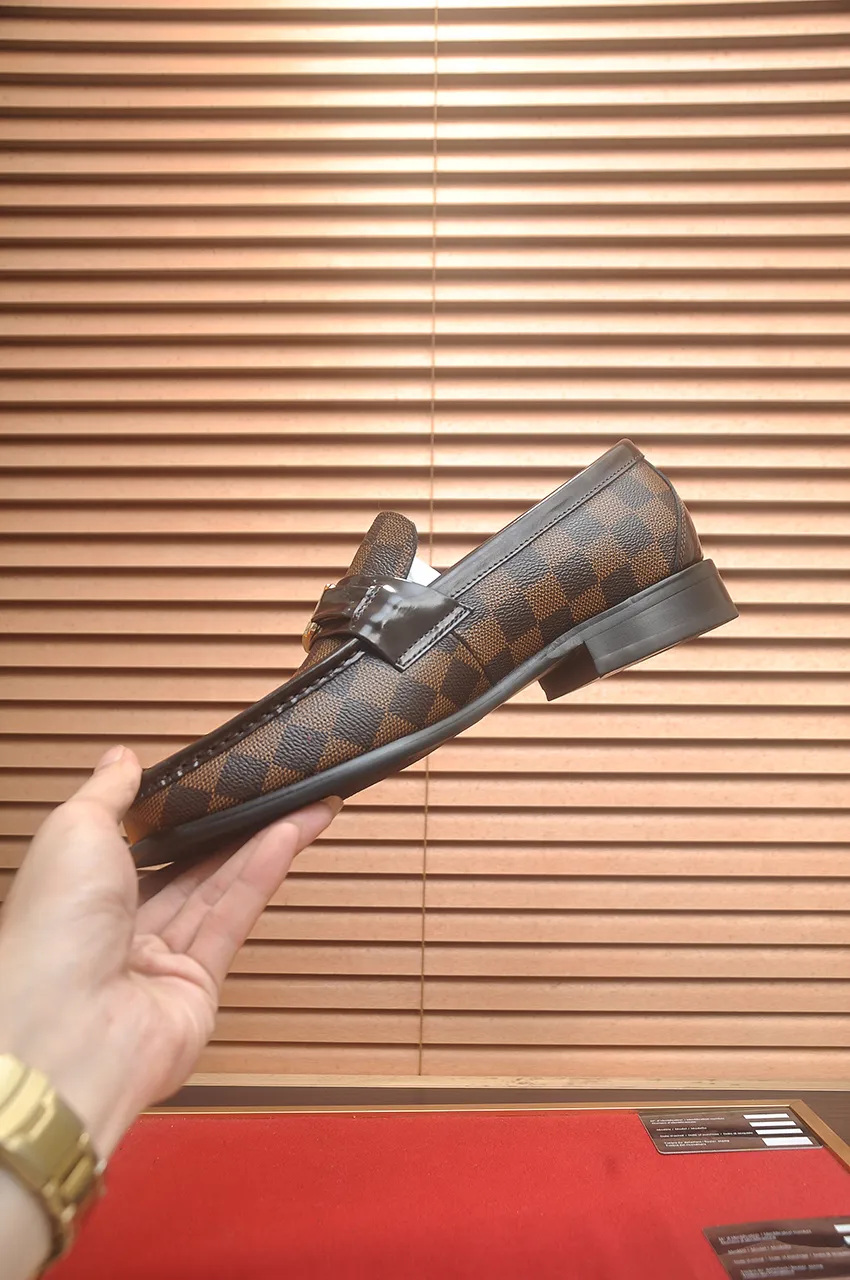 Men's men's shoes 💰540💶 [LV] (original single cowhide lining) 🍀LV's latest genuine leather business suit shoes are launched simultaneously on the official website. The first-layer cowhide imported from Italy is made of heavy gold, 💥official website 1:1 rubber outsole. Versatile to wear, high-end without losing class, and the color combination is extraordinary. This four-season style is alluring when worn on your feet, showing off your big-name flair. Standard code 39-45 (45 customized)